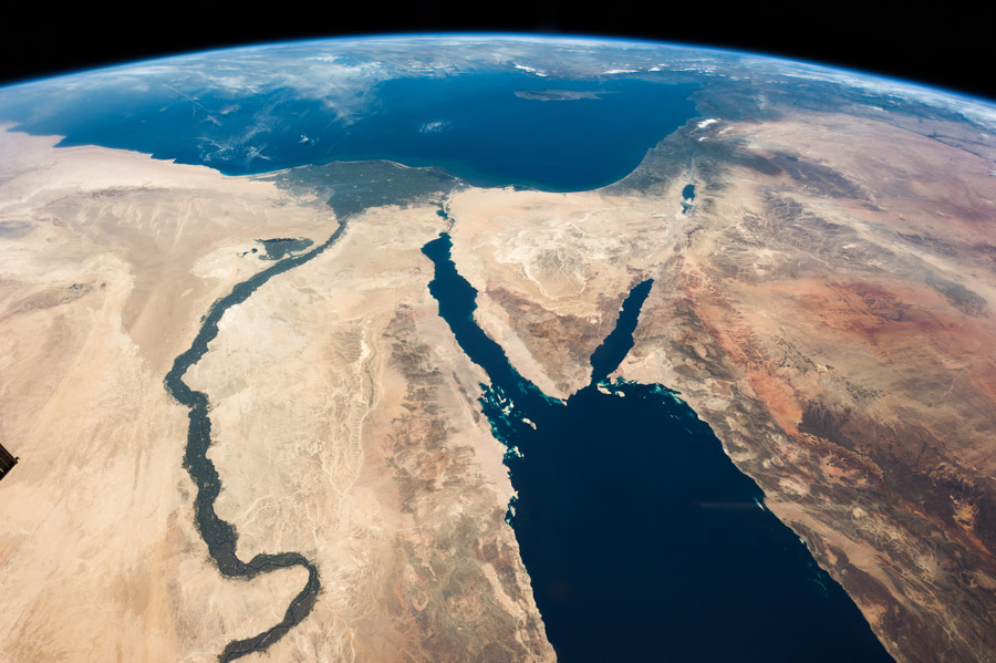  宇宙から見るエジプトのナイル川と紅海