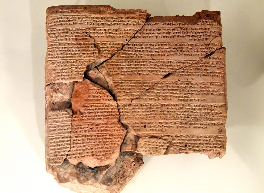 楔形文字で条約文が記された粘土板-1024x750
