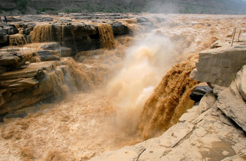 黄河中流の壷口瀑布-1024x671