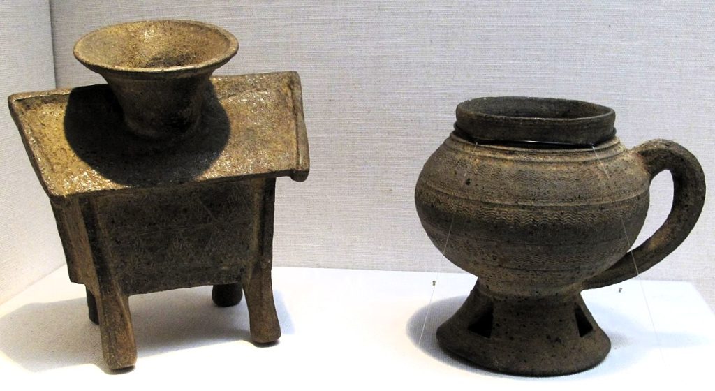 家形容器（左）、脚付短頸壺-ともに和歌山市六十谷（むそた）出土-東京国立博物館蔵-1024x560