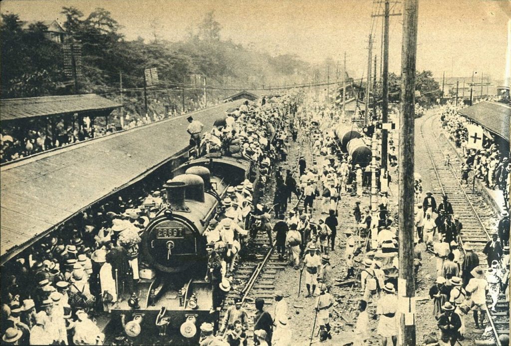 日暮里駅-蒸気機関車牽引の避難列車-1024x694