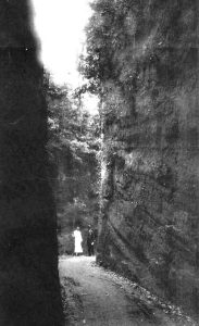 臥龍峡（白衣が魯山人） 「魯山人窯芸研究所　星岡窯　鎌倉に生る」昭和二年一〇月（星岡茶寮）より